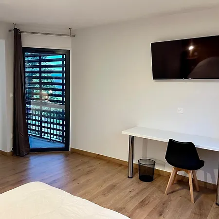 Les Cimes Du Mont Royal Otel 3*