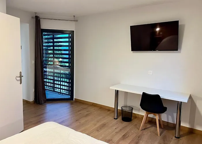 Les Cimes Du Mont Royal Hotel 3*